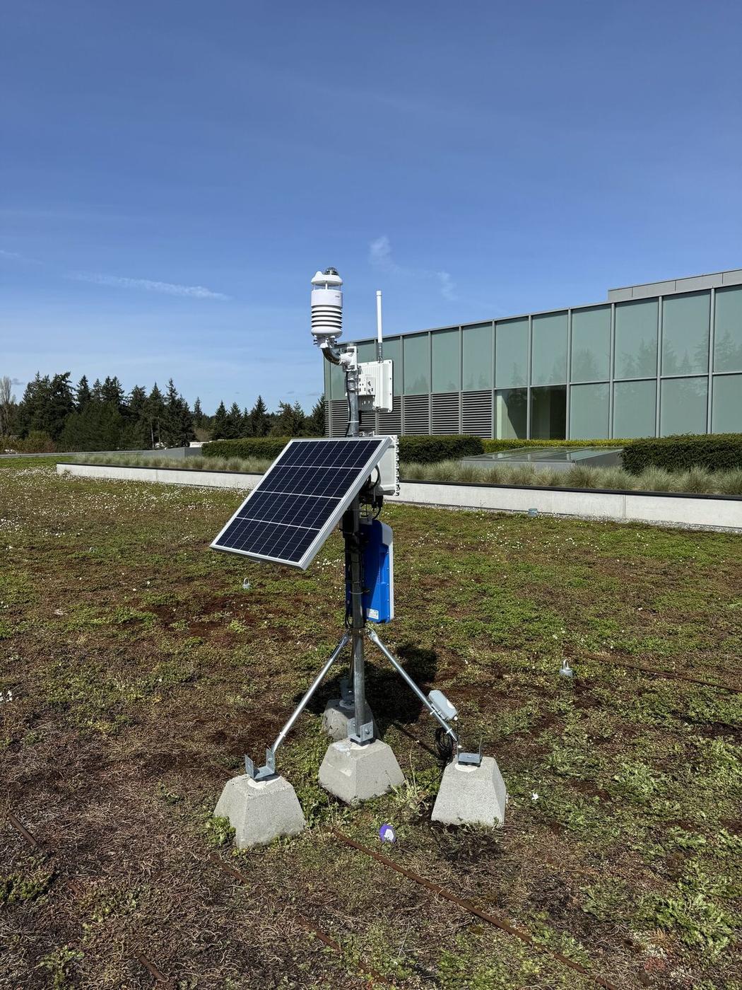 Solar-powered LoRaWAN gateway and weather station on a green roof